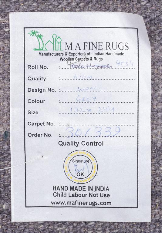 A flat weave carpet, ca 244 x 172 cm.