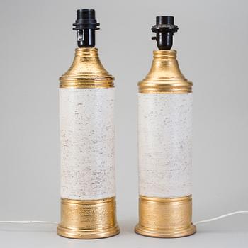 BORDSLAMPOR, 2 stycken, chamotterat lergods. Bitossi, Italien, 1960-70-tal.