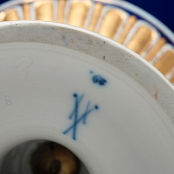 PRAKTURNOR, ett par, porslin. Meissen, omkring 1900.