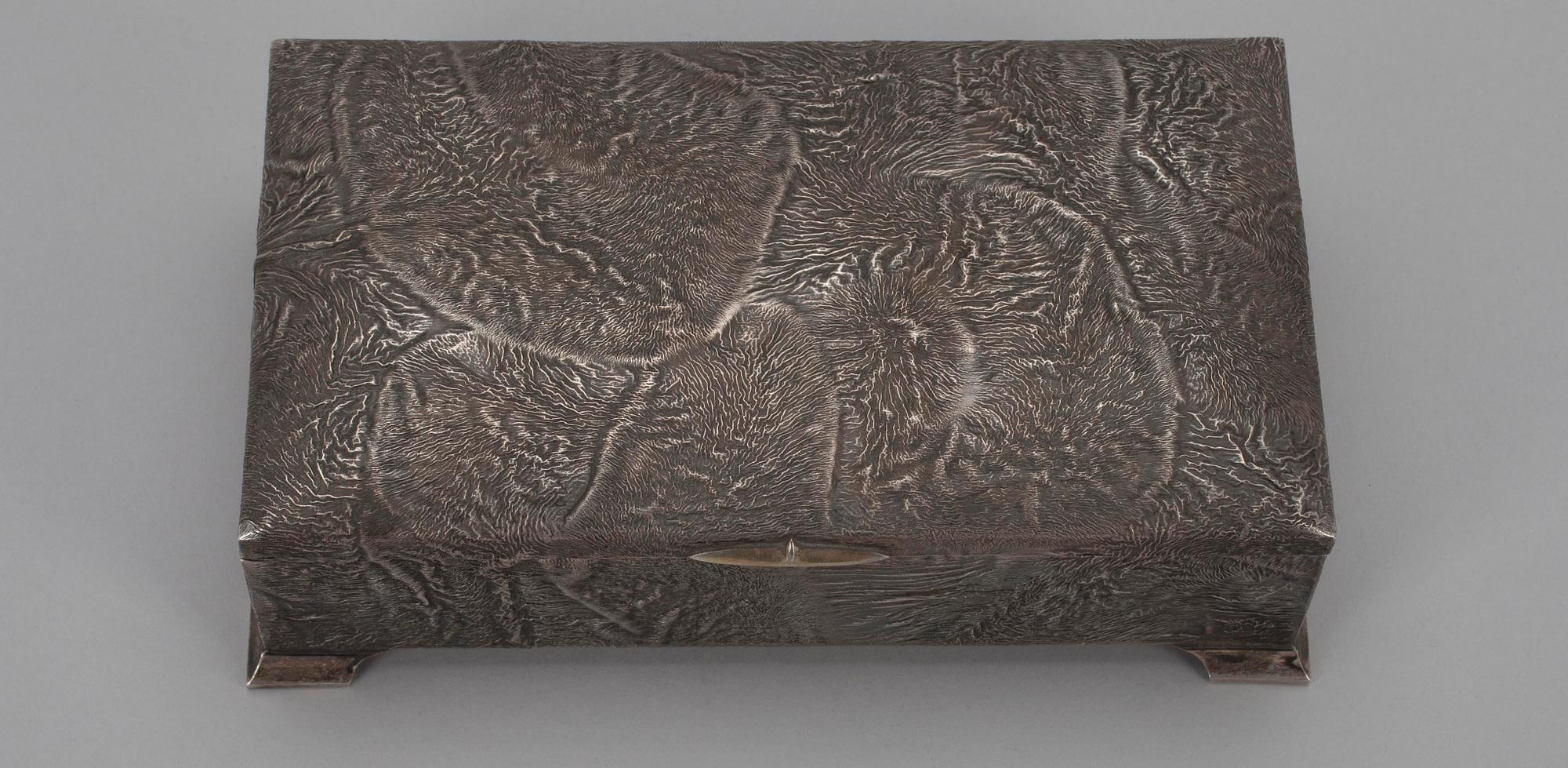 CIGARRETUI, silver och trä, Yrjö Salmela, Åbo 1949.  Totalvikt ca 400 g.