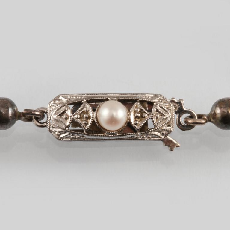 COLLIER, odlade pärlor med lås i 18K vitguld.