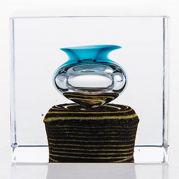 OIVA TOIKKA, an annual cube, signed Oiva Toikka, Nuutajärvi Notsjö.