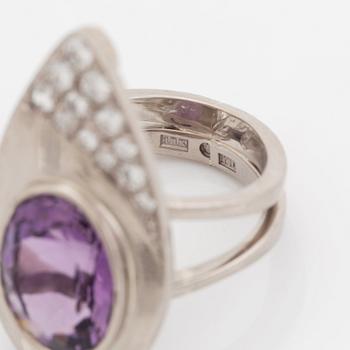 An 18K white gold ring set with a faceted amethyst weight ca 6.00 cts.