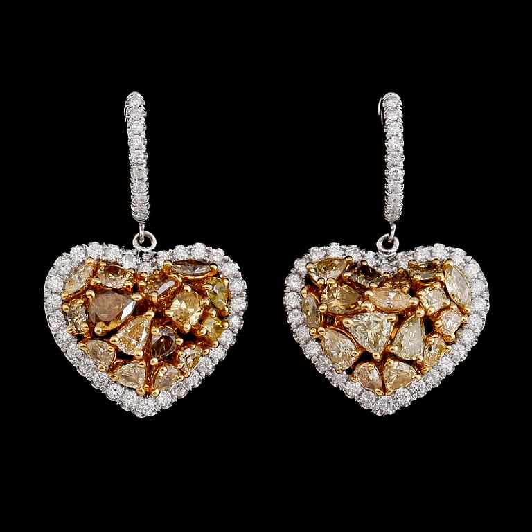 ÖRHÄNGEN, 1 par, 18 k vitguld, olikslipade bla briljantslipade diamanter tot ca 7.80 ct. Certifikat GIA.