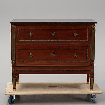 A gustavian style chest of drawers. First half of the 20th century.