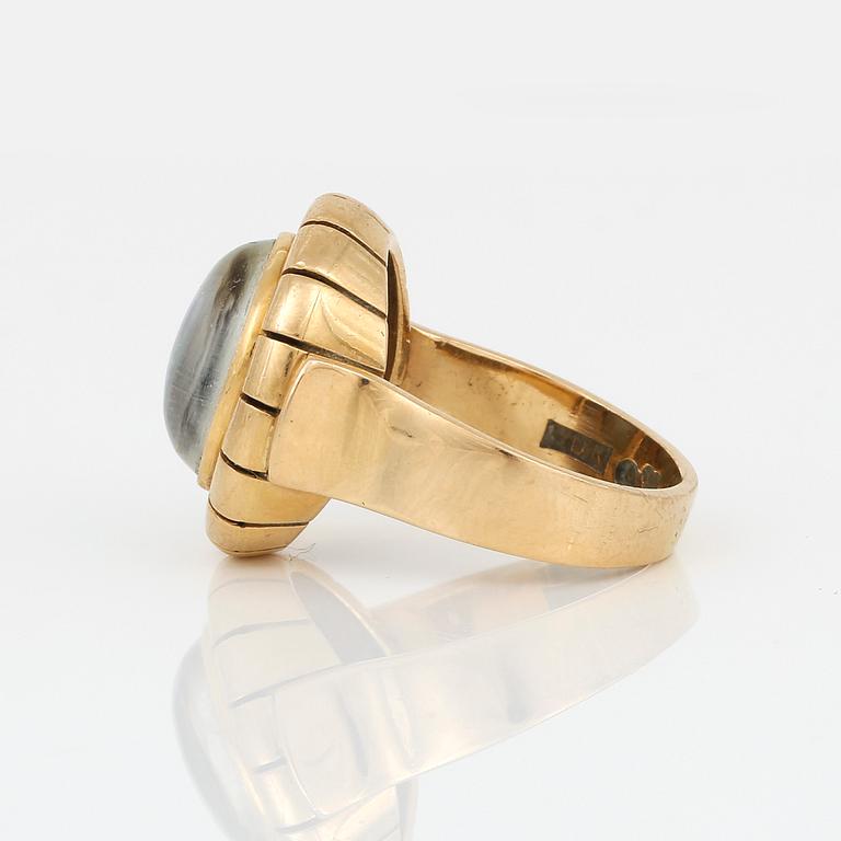 RING, 18K och opaldublett, Sven Uno Nyström, Stockholm, 1961. Vikt ca 9g.