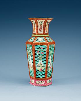 1460. A famille rose vase, Qing dynasty, Qianlong (1736-95).