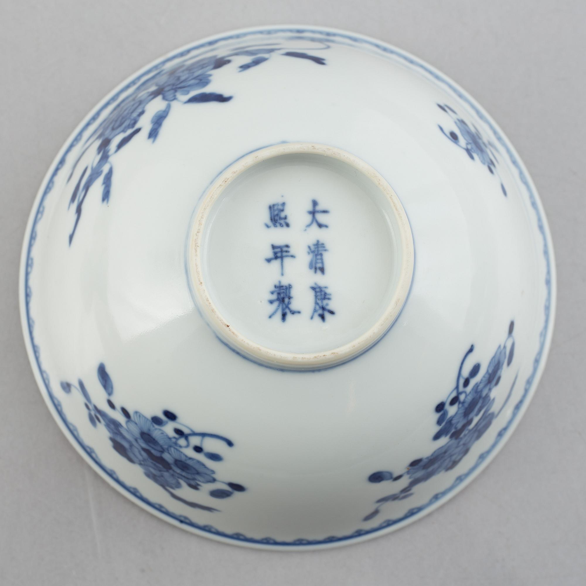 A group of three Chinese blue and white porcelain bowls, late Qing dynasty / early 20th century.