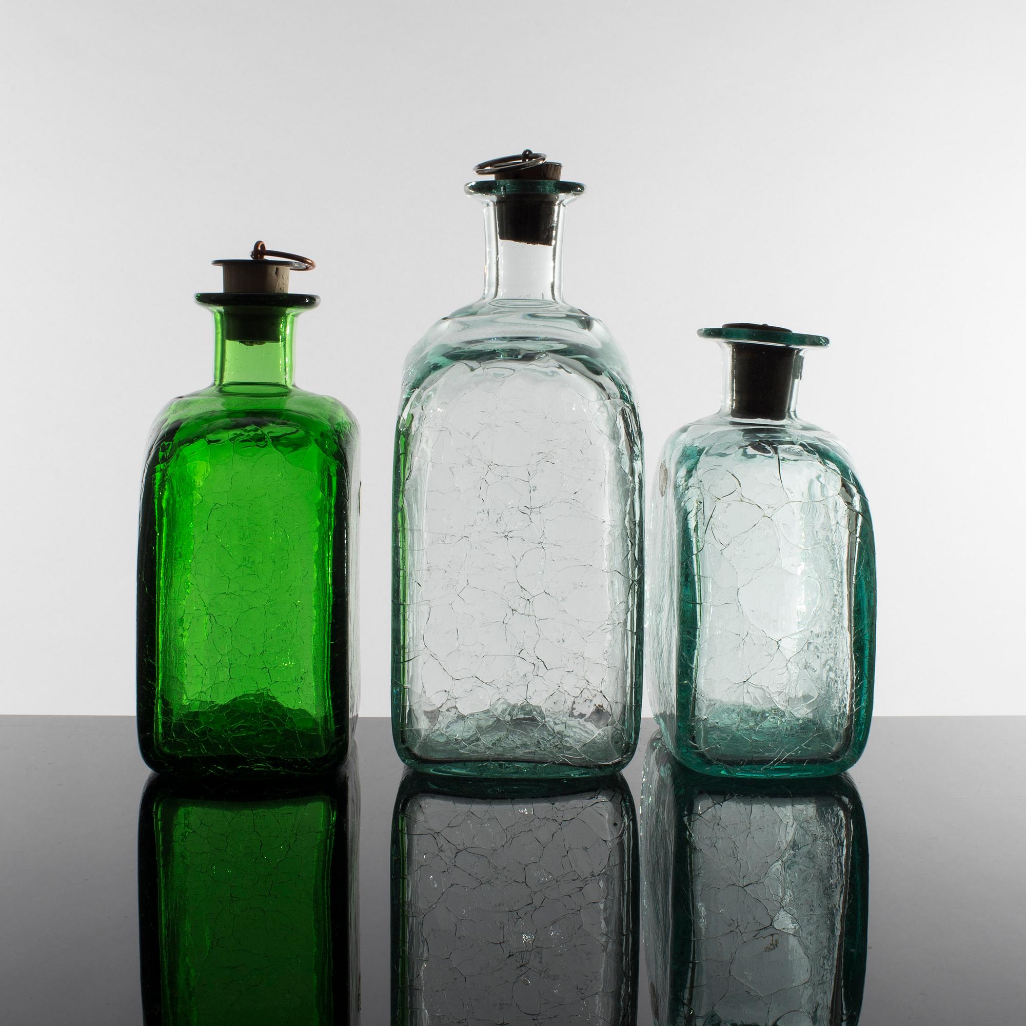KARAFFER 7 st, sejdlar 2 st, potta och fyllehund, bl a Stockholms glasbruk, Skansen, Ture Berglund.