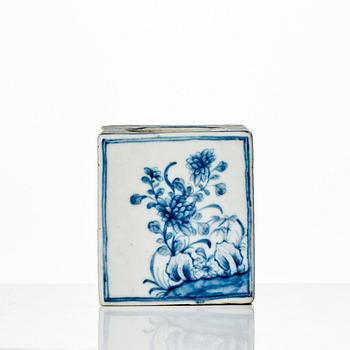 A blue and white ink holder, Qing dynasty, Qianlong (1736-95).