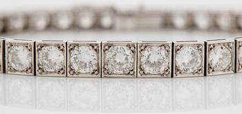 Armband platina med runda briljantslipade diamanter.
