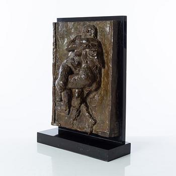 Gudmar Olovson, relief/skulptur. Signerad. Numrerad. Gjutarstämpel. Brons, total höjd 47,5 cm, längd 35 cm.