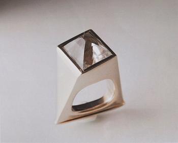 Vivianna Torun Bülow-Hübe, ring, 18 k vitguld med bergkristall, egen verkstad 1964.