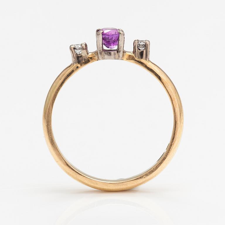 An 18K gold ring with a ruby and diamonds ca. 0.12 ct in total. Lagercrantz Jewellery, Tammisaari 2015.