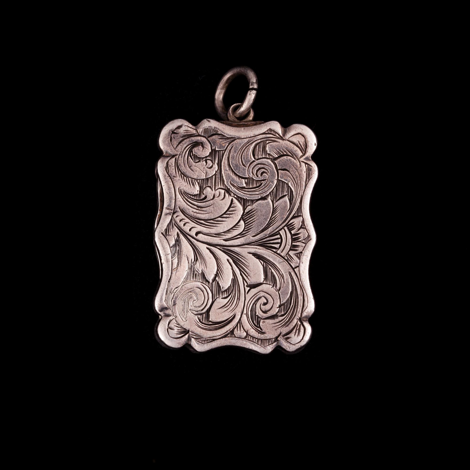 HÄNGE / DOFTDOSA, sterling silver, Sheffield, 1800-tal, luktdosa. graverat dekor.