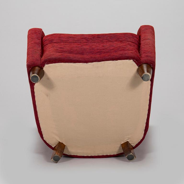 A mid-20th-century armchair.