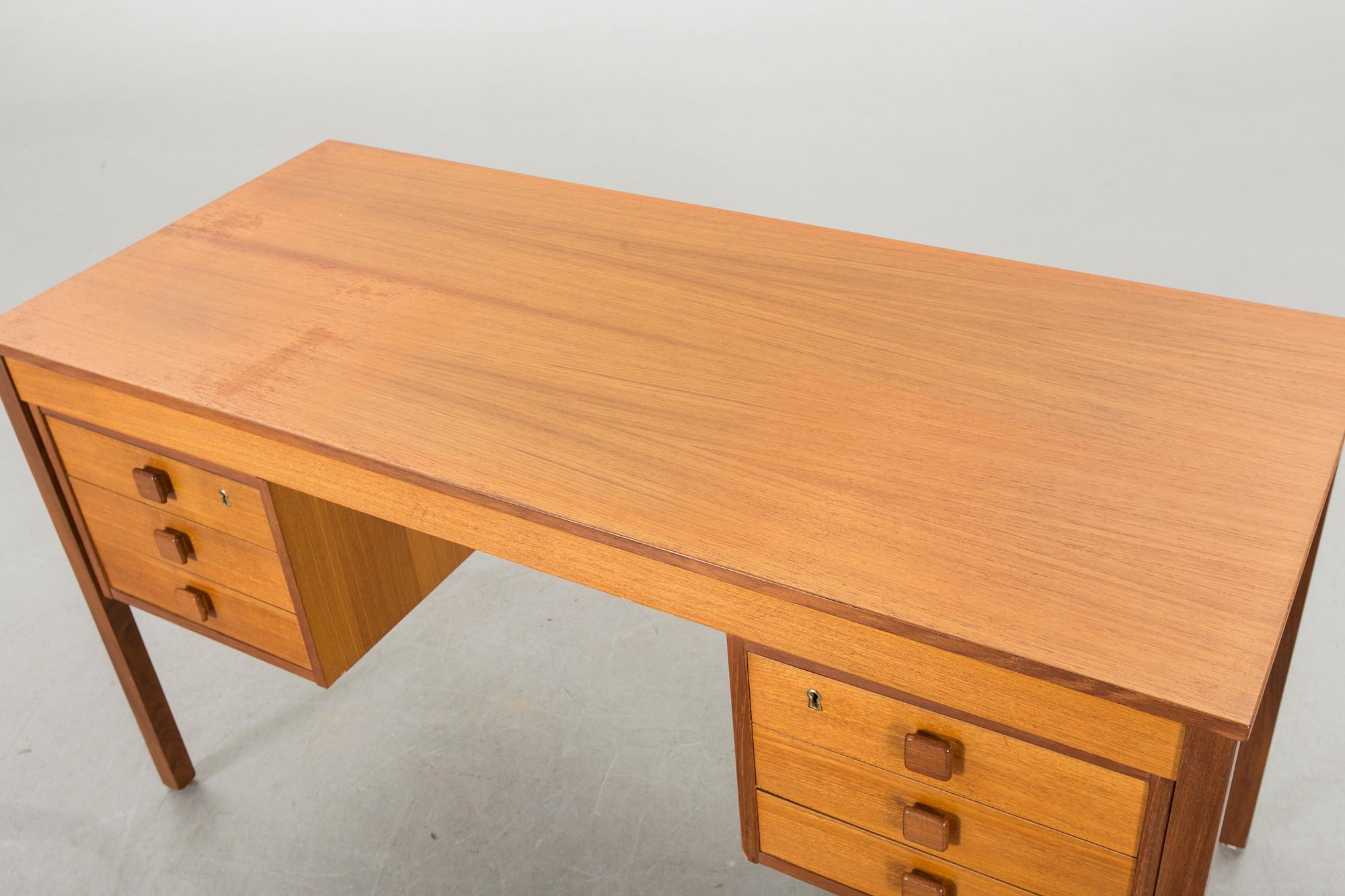 A Domino Mobler 1950/60's desk.