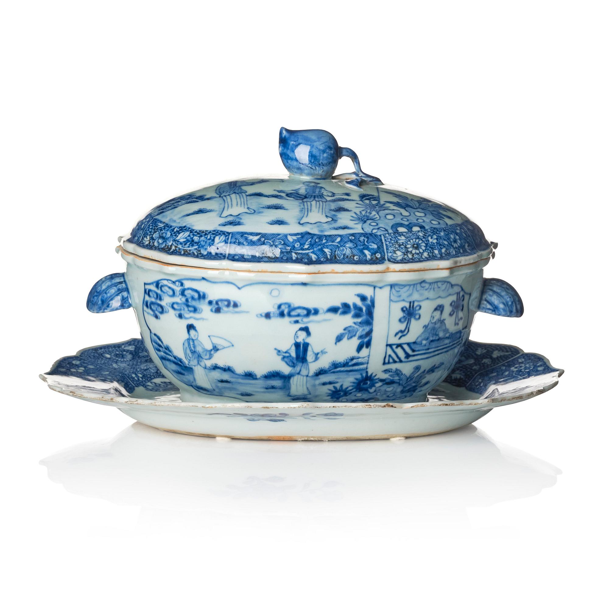 A blue and white tureen with cover and stand, Qing dynasty, Qianlong (1736-95).