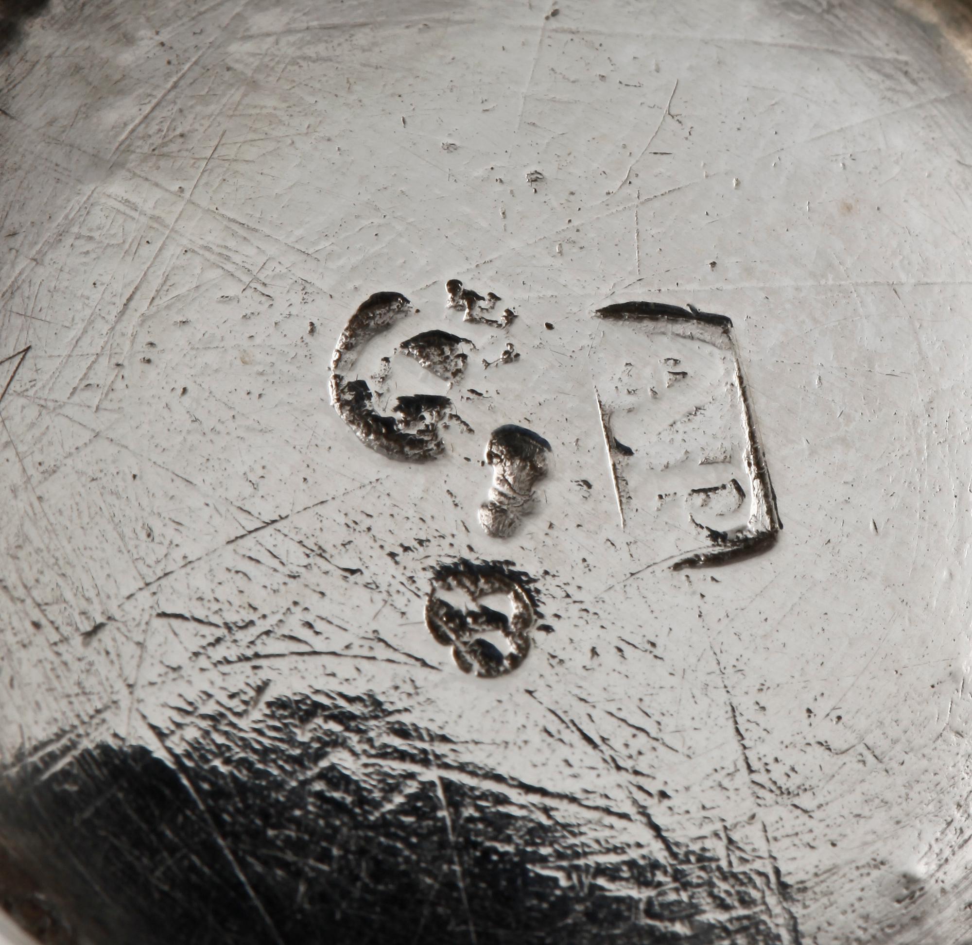 BÄGARE, 2 st, silver, A Reutz, Göteborg samt JF Grönquist, Östhammar, 1810-32. Totalvikt ca 70 gram.