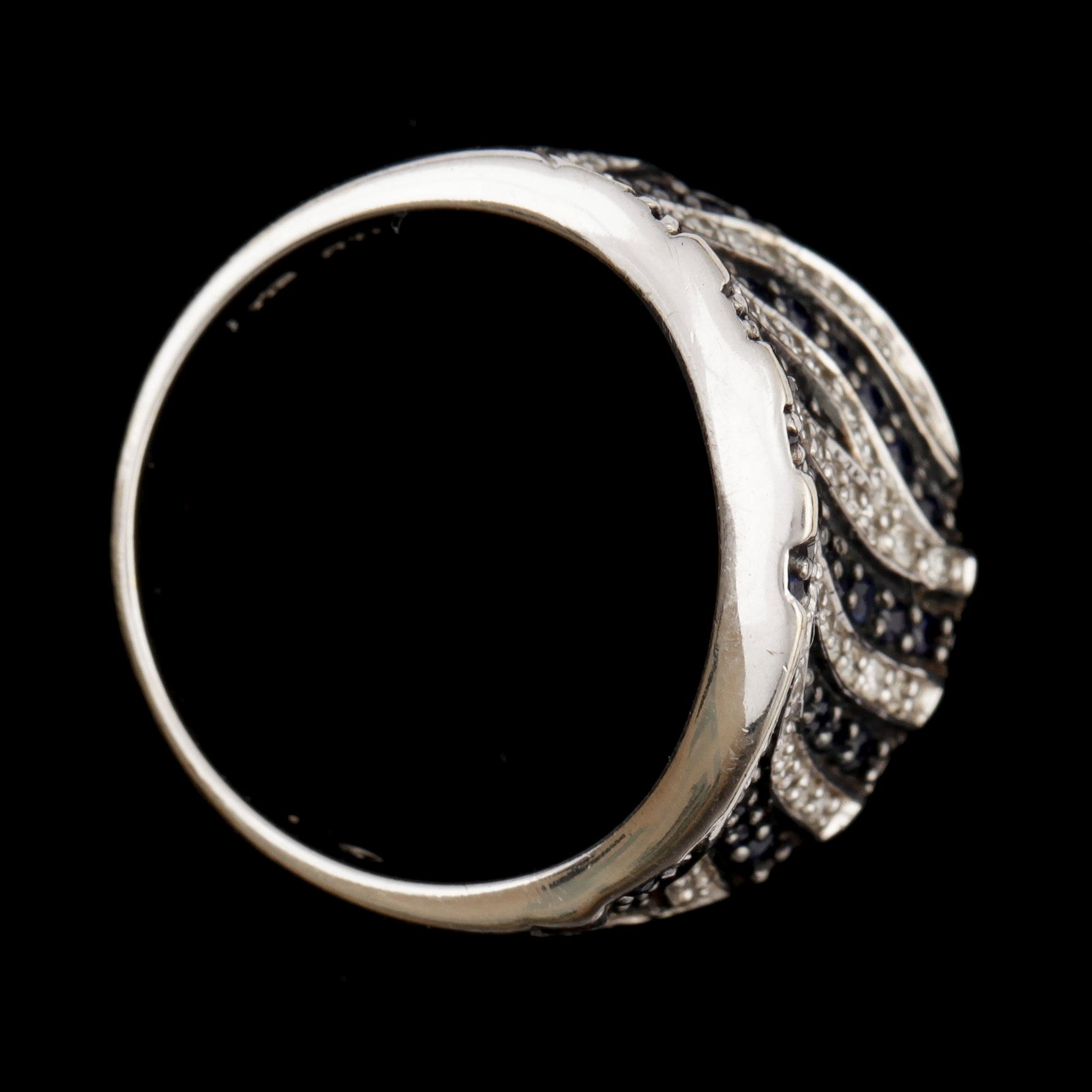 RING, 14k vitguld med briljantslipade safirer och diamanter . Vikt 6,9g.