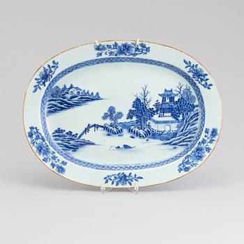 A Chinese export porcelain serving dish, 18th century.