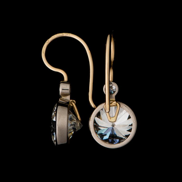 ÖRHÄNGEN, briljantslipade diamanter, 18K guld och vitguld. A. Tillander 1989.