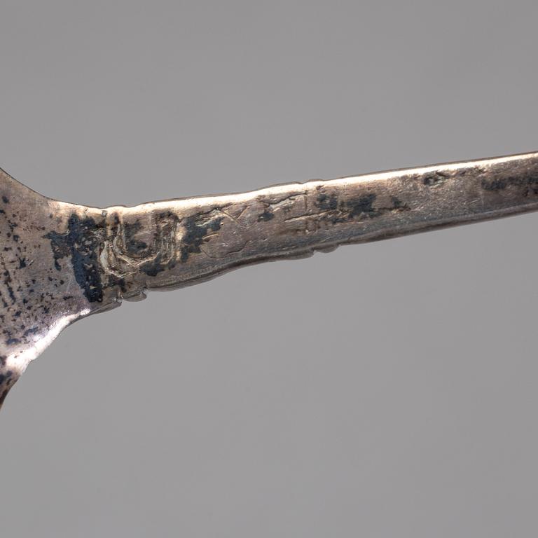BRÄNNVINSSKED med dubbel kerubknopp, icke identifierad mästarstämpel, 1600-tal. Vikt ca 28 g.