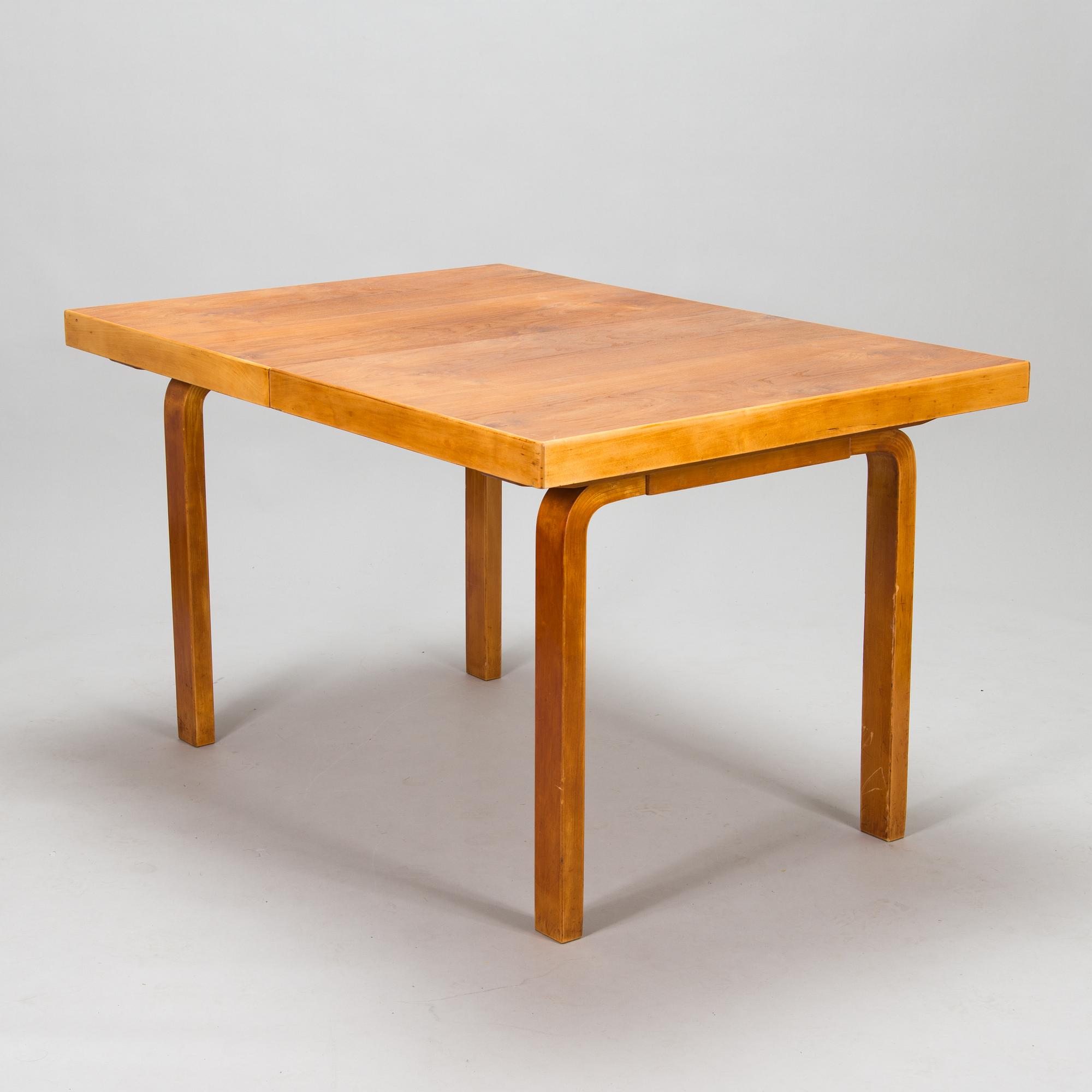 Alvar Aalto, matbord, modell 92 för O.Y. Huonekalu-ja Rakennustyötehdas A.B. 1900-talets mitt.