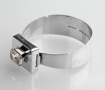ARMRING, sterlingsilver med fasettslipad vit sten. Gussi, Malmö, 1964. Vikt ca 40 g.