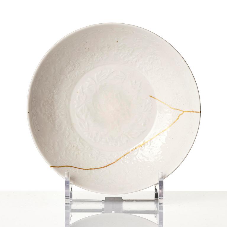 Skålar två stycken, vitglaserade samt kanna med lock, keramik, 1600-/1700-tal.