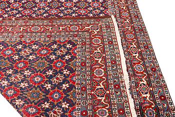 A semi-antique Varamin carpet, a. 339 x 233 cm.