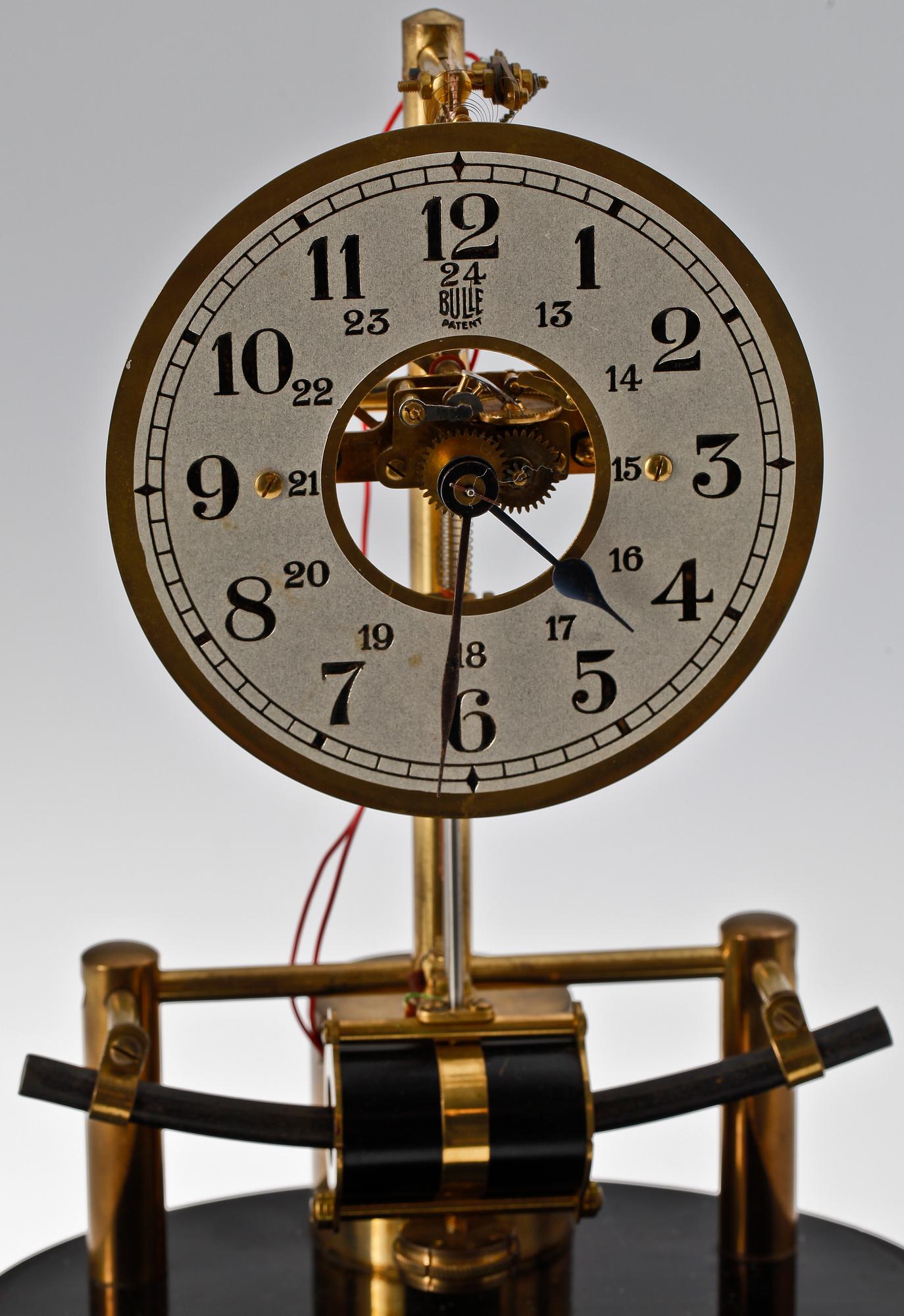 BORDSUR. Märkt "Bulle patent". 1900/2000-tal.