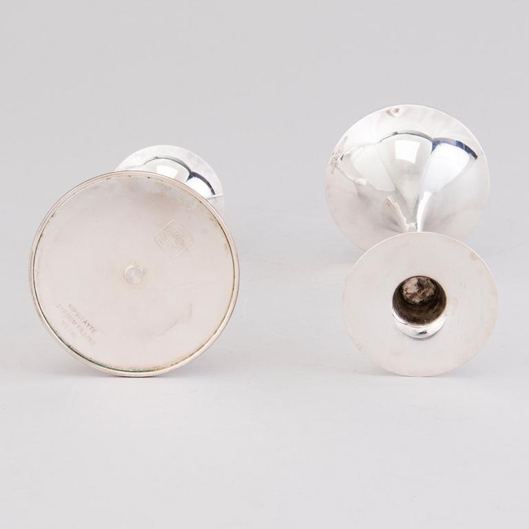 TAPIO WIRKKALA, LJUSSTAKAR, ett par, silver, "Trumpetti", stämpelsignerade TW, Kultakeskus, Tavastehus 1983 och 1986.