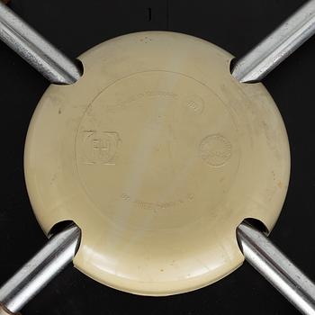 Arne Jacobsen, stolar, ett par, "Myran", Fritz Hansen, Danmark, 1973.