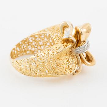 Demi parure, ring and earrings, 18K gold with brilliant-cut diamonds. Italy.