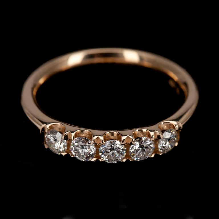 ALLIANSRING, guld 14K, 5 briljantslipade diamanter tot. 0,64 ct. Vikt 6,0 g. Intyg 207.