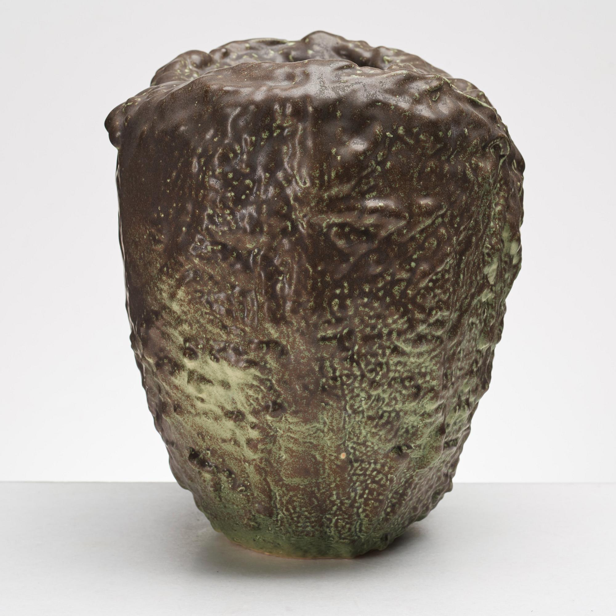 Mårten Medbo, vas, signerad och daterad 2001.