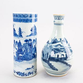 A Chinese Qing Dynasty around 1900 porcelain flask and vase.