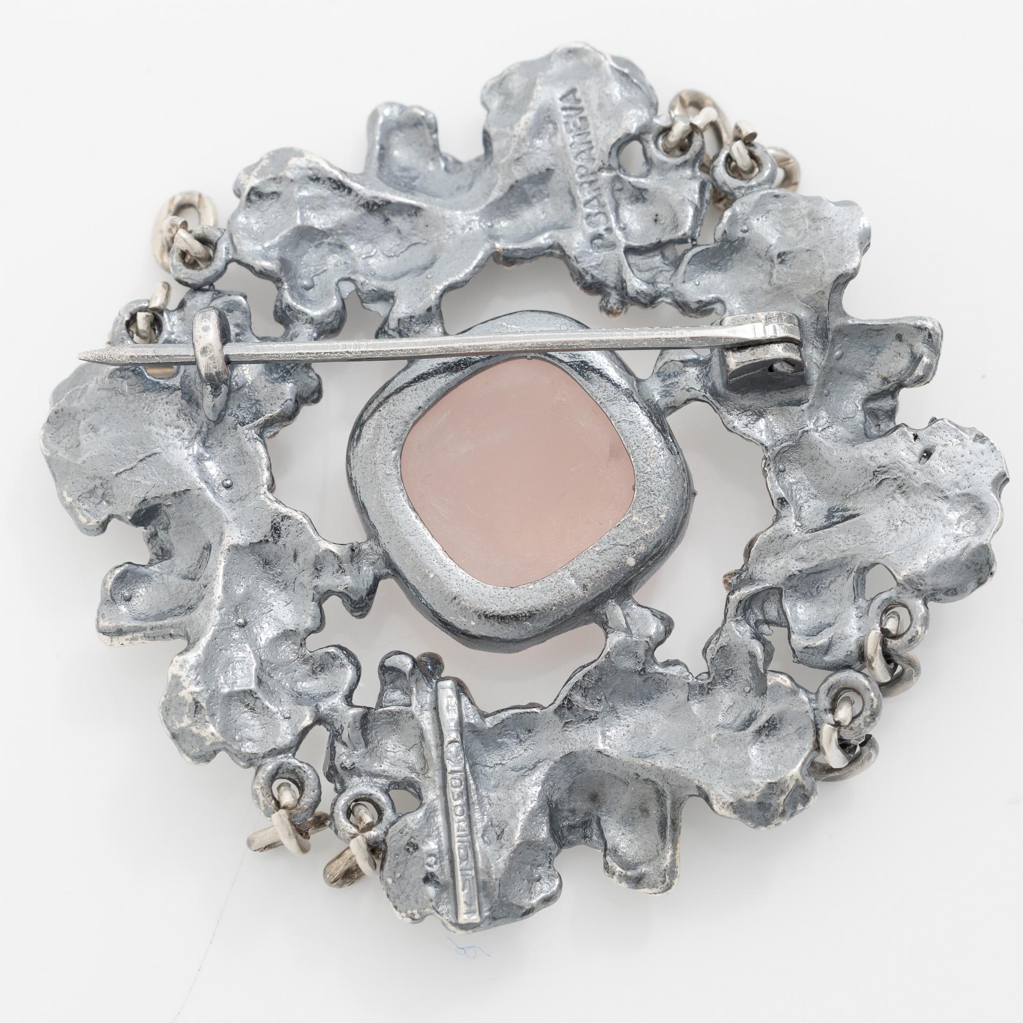 Four silver jewellery pieces: three brooches and a pair of cufflinks. With rose quartz and tiger’s eye. Finnish designers.