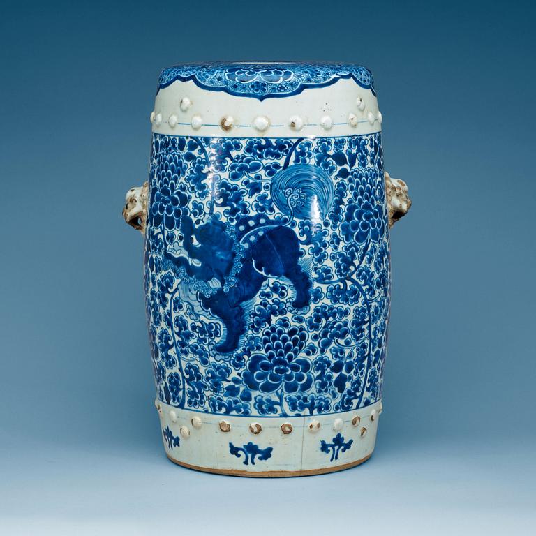 A blue and white garden seat, Qing dynasty, Kangxi (1662-1722).