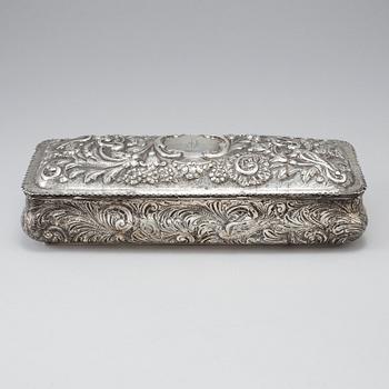 AN ENGLISH VICTORIAN SILVER BOX, London 1887. Weight with loose bottom ca 630 g.