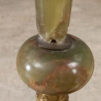 PIEDESTAL, marmor och bronsbeslag, 1900-talets slut.