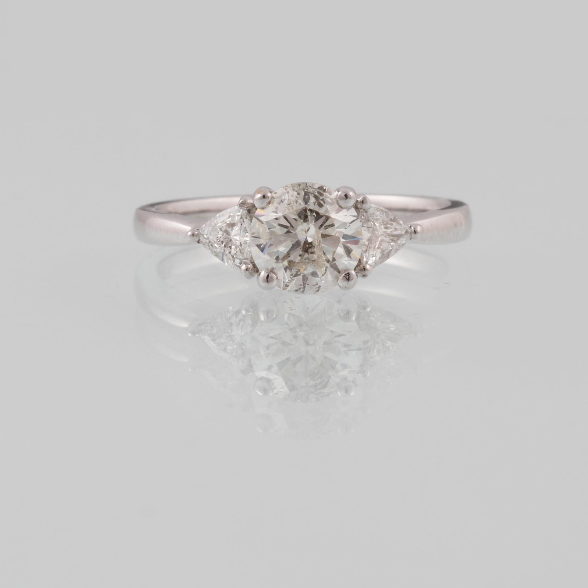 RING, 18K vitguld med briljantslipad diamant ca 1.02 ct samt 2 triangelslipade diamanter ca 0.31 ct. Vikt 3,2 gram.