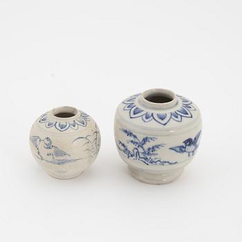 A set of two Vietnamese blue and white vases, 15th/16th century, "Hoi An".