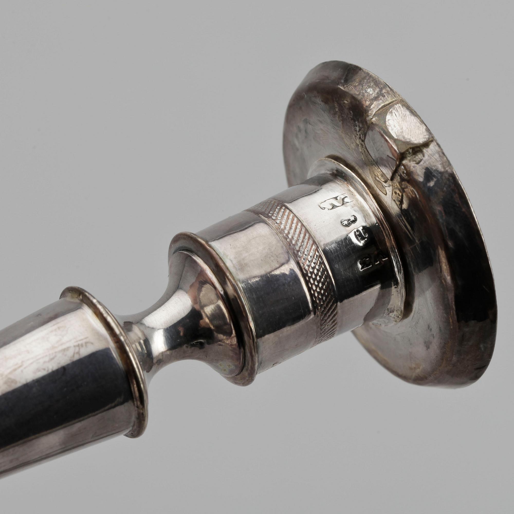 LJUSSTAKAR, ett par, silver, otydliga mästastämplar, Stockholm, 1827.