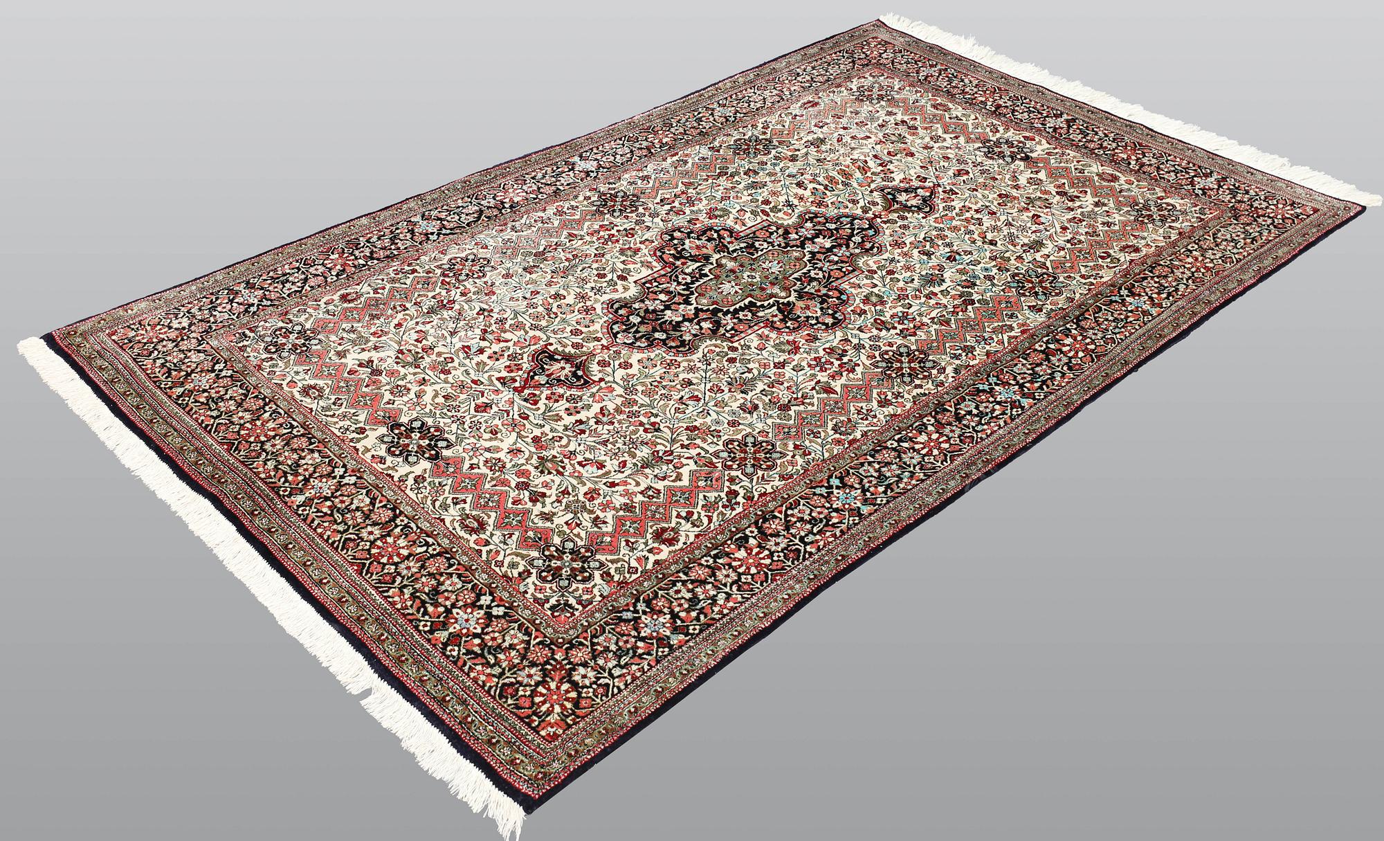 Matta, Ghom, silke, ca 1,000,000 knutar/kvm, 220 x 130 cm.