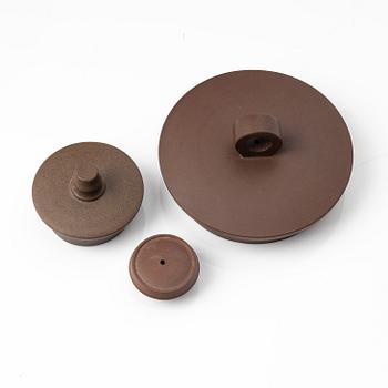 A group of three Chinese yixing teapots, 1980s.