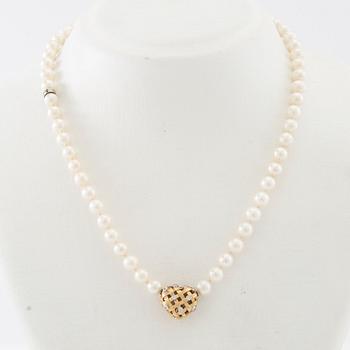 Ole Lynggaard, Halsband av odlade pärlor, lås med nyckelfunktion av 18K guld och diamanter design Charlotte Lynggaard.