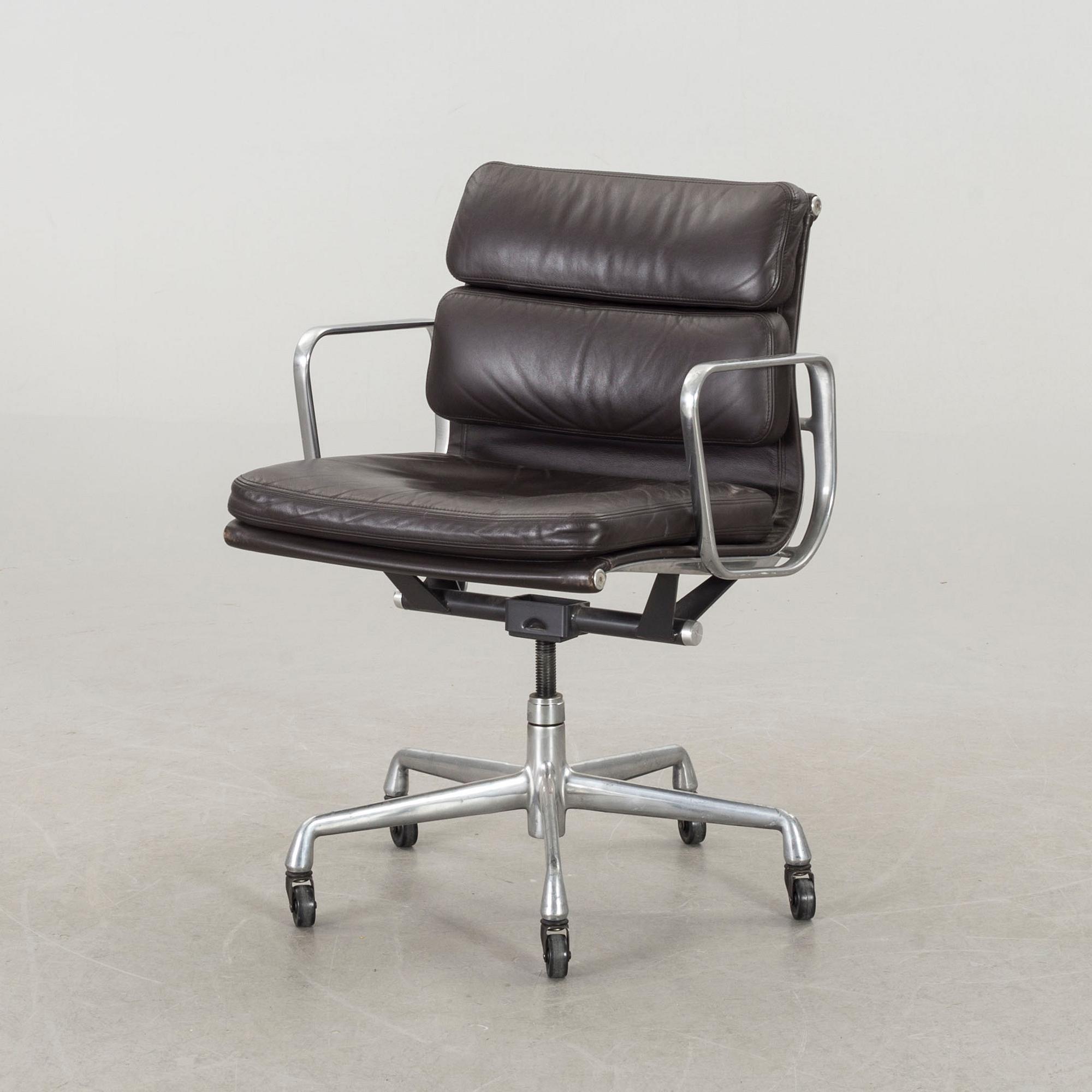CHARLES & RAY EAMES, skrivbordsstol, "Soft pad chair". Herman Miller omkring 2000.