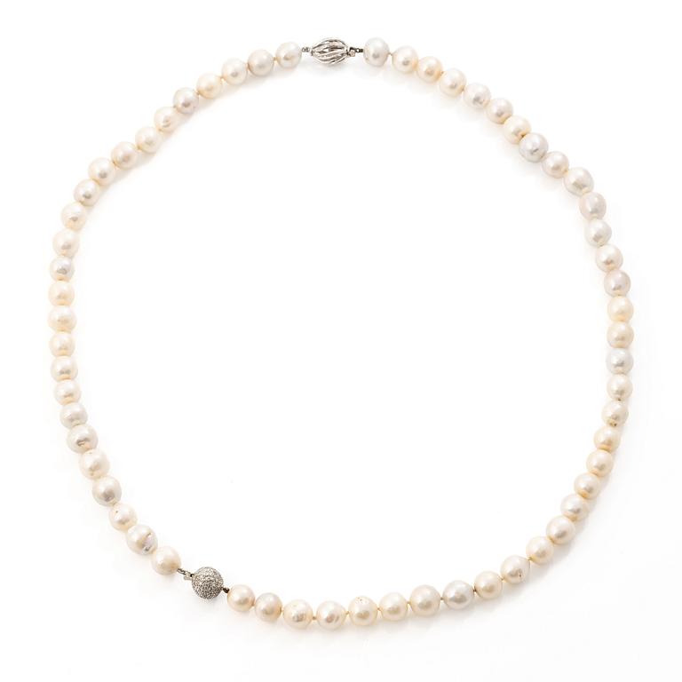 Two pearl necklaces with cultured freshwater pearls, two 18K white gold clasps set with small diamonds.